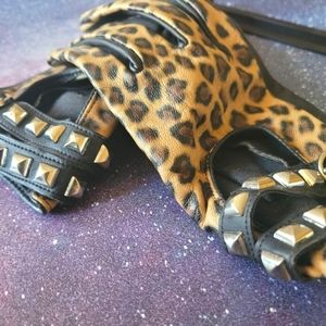 Leopard print studded gloves
